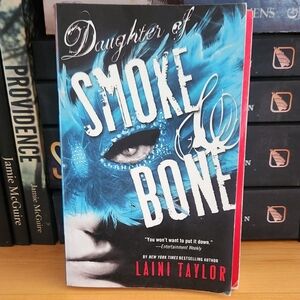 Daughter of Smoke and Bone by Laini Taylor - Paperback
